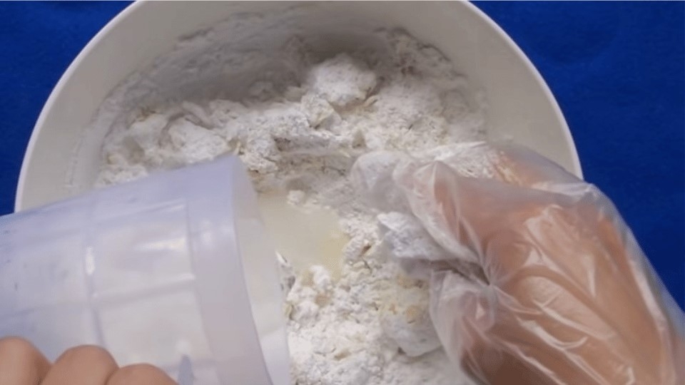 Cho nước vào bột mì
