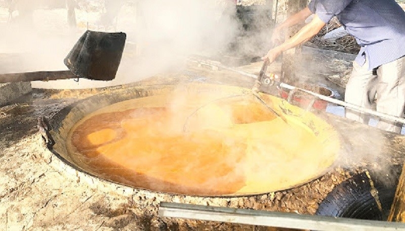 Chưng cất nước mía với lửa nhỏ