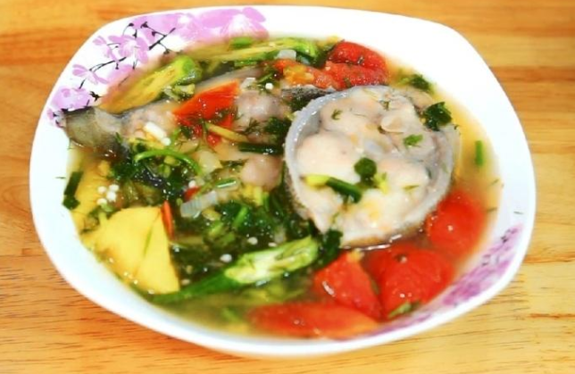 Canh chua cá bớp có thể ăn kèm cơm nóng hoặc bún, chấm với chén nước mắm cay để món ăn thêm trọn vị