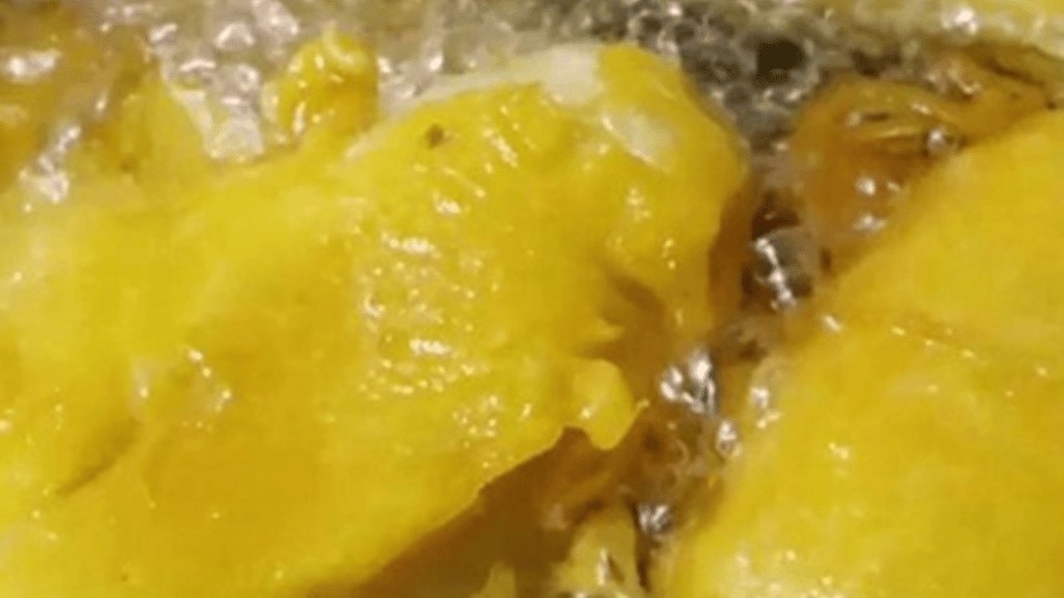 Chiên chuối trên dầu sôi