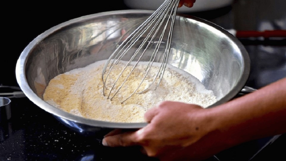 Trộn bột làm bánh chuối chiên