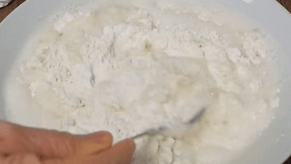 Pha bột làm bánh