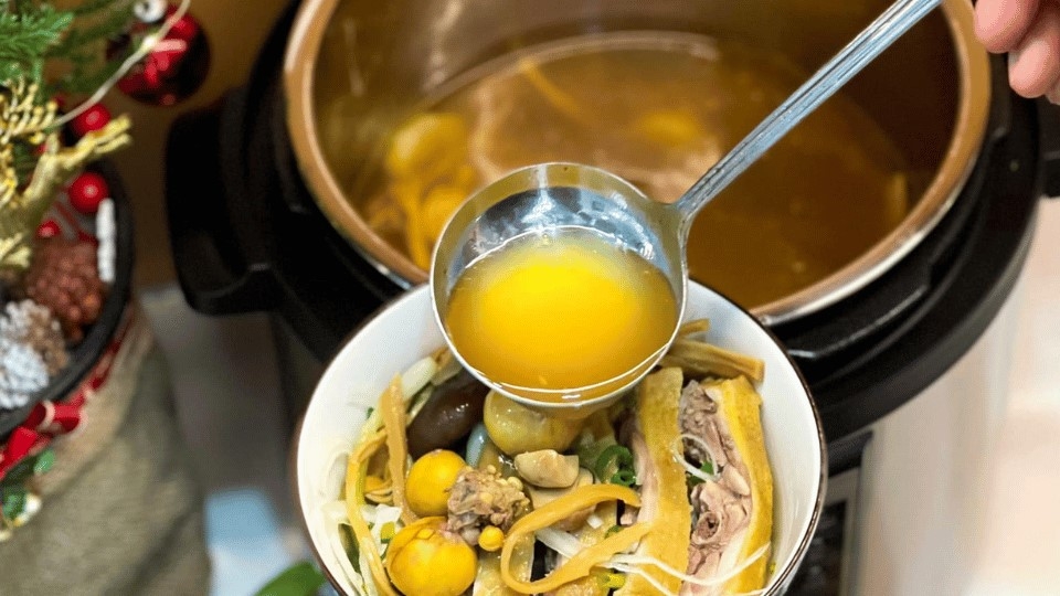 Hoàn thành món miến măng gà