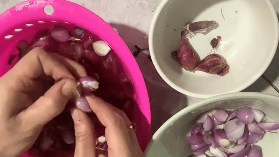 Bóc vỏ hành đỏ