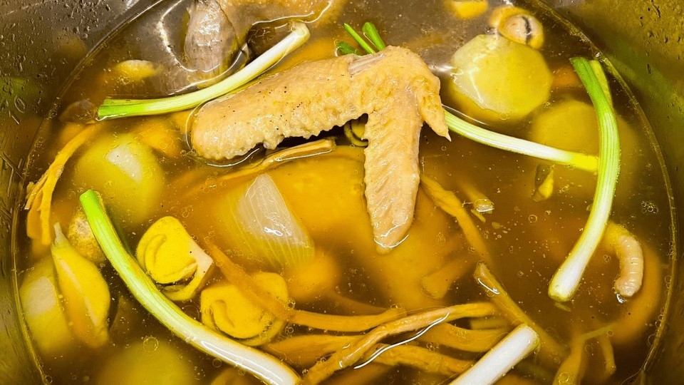 Hoàn thành món miến măng gà