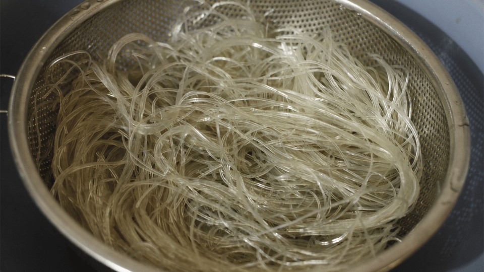 chọn mua miến ngon để làm miến măng gà