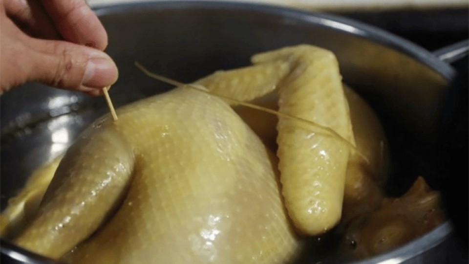 Sơ chế thịt gà làm miến măng gà
