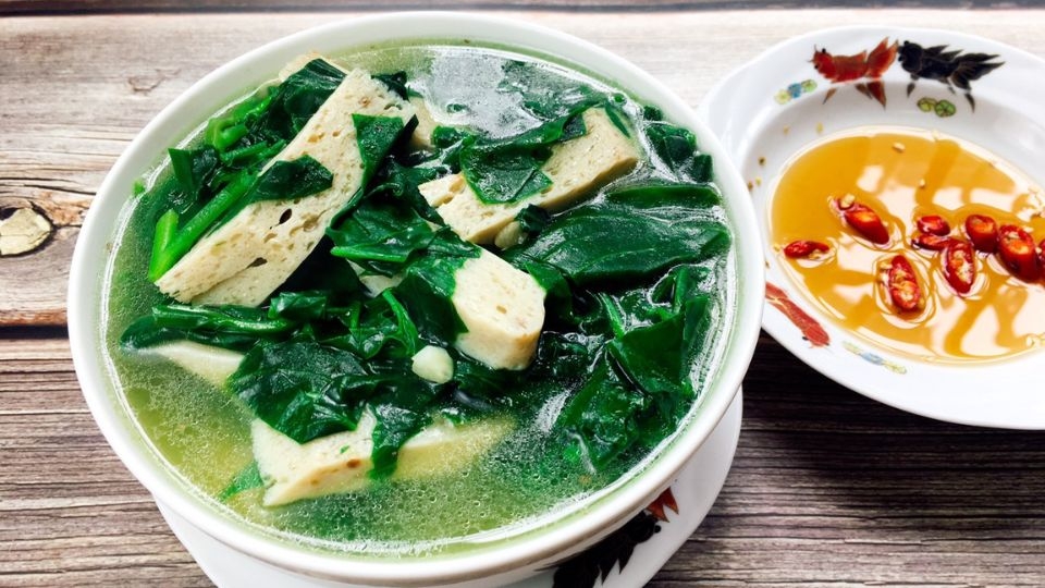 Canh chả cá nấu rau củ