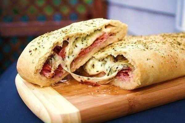Pizza cuộn nhân phô mai xúc xích