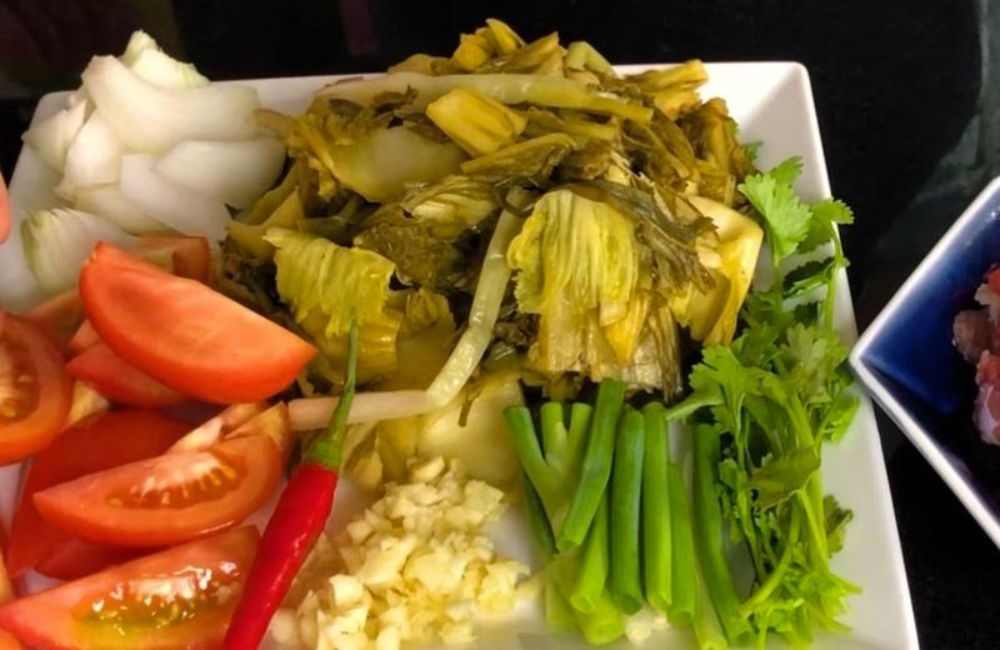 sơ chế dưa chua, hành tỏi