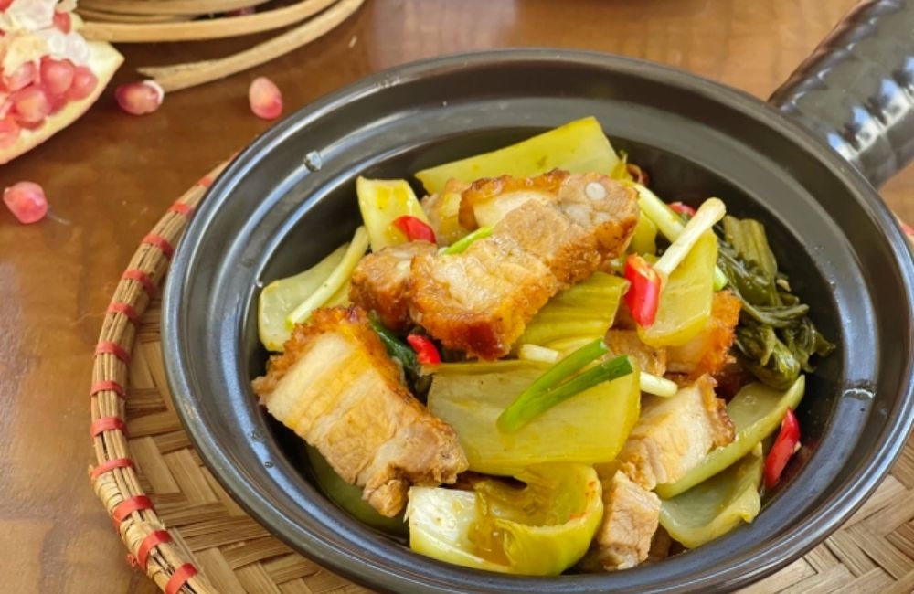 heo quay kho cải chua