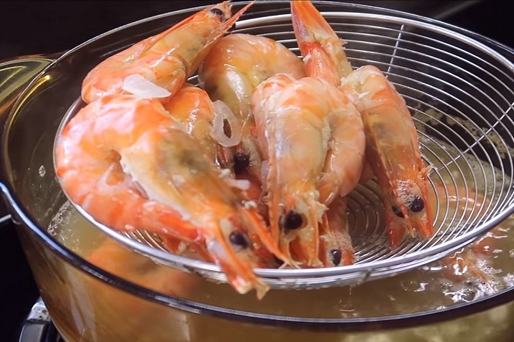 tôm hấp nước dừa