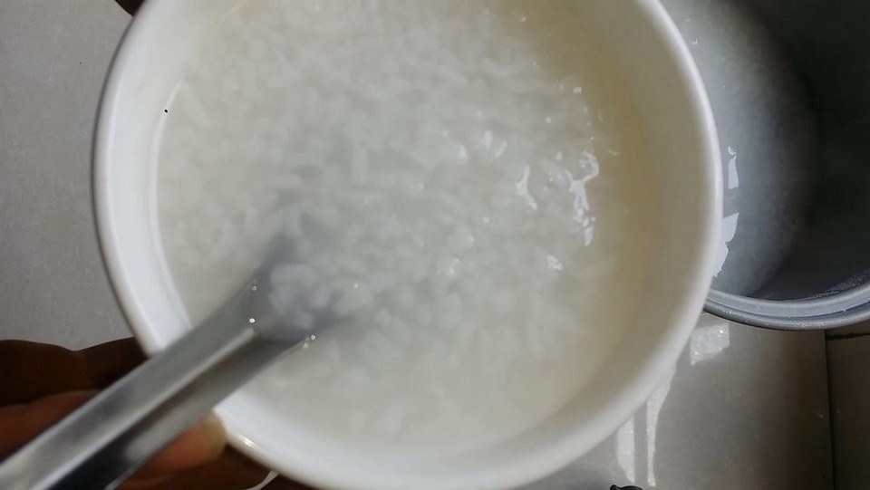 Ninh gạo trước khi nấu cháo