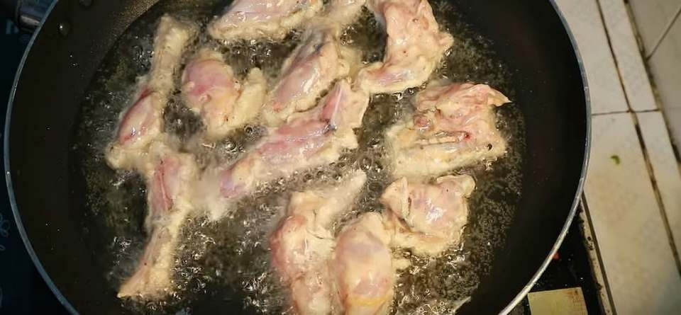 Chiên sơ thịt ếch cho giòn