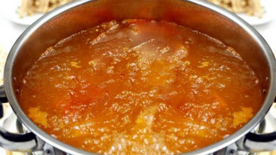 Nồi nước lẩu chứa nhiều gia vị