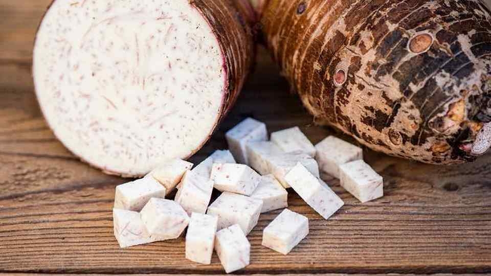 Đổ phần khoai môn còn lại vào nồi lẩu 