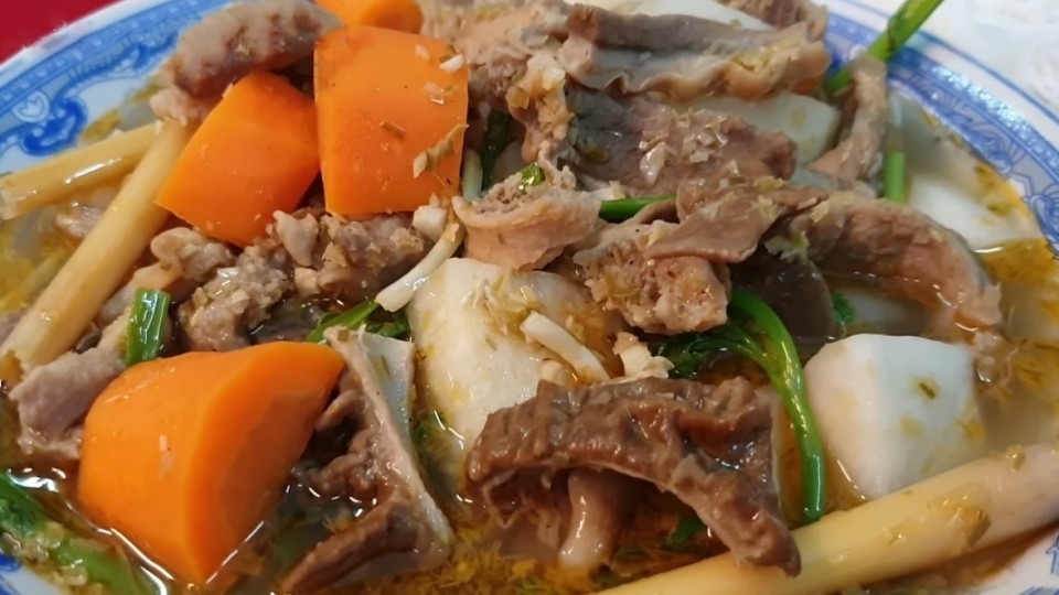 Lẩu lòng bò hầm sả có nước dùng ngọt thanh tao