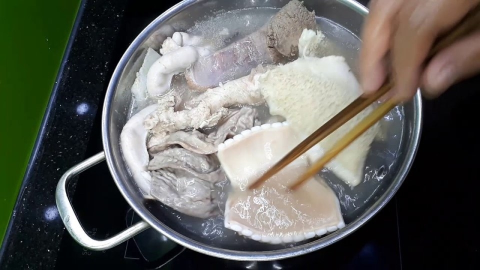 Lòng bò luộc có thể ăn cùng bún đậu mắm tôm, cháo lòng, bánh hỏi