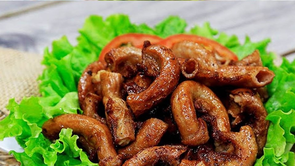 Lòng bò chiên giòn chế biến đơn giản được chấm với nước mắm chua ngọt