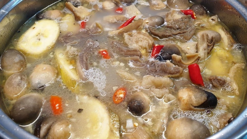 Lẩu lòng bò nấu mẻ có vị chua chua nhẹ kích thích vị giác