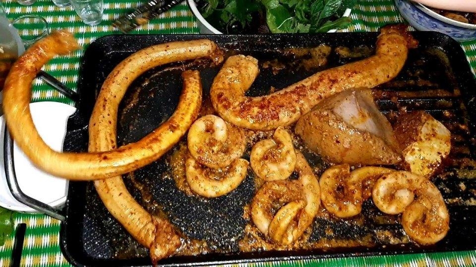 Lòng bò nướng là món ăn được nhiều nơi yêu thích