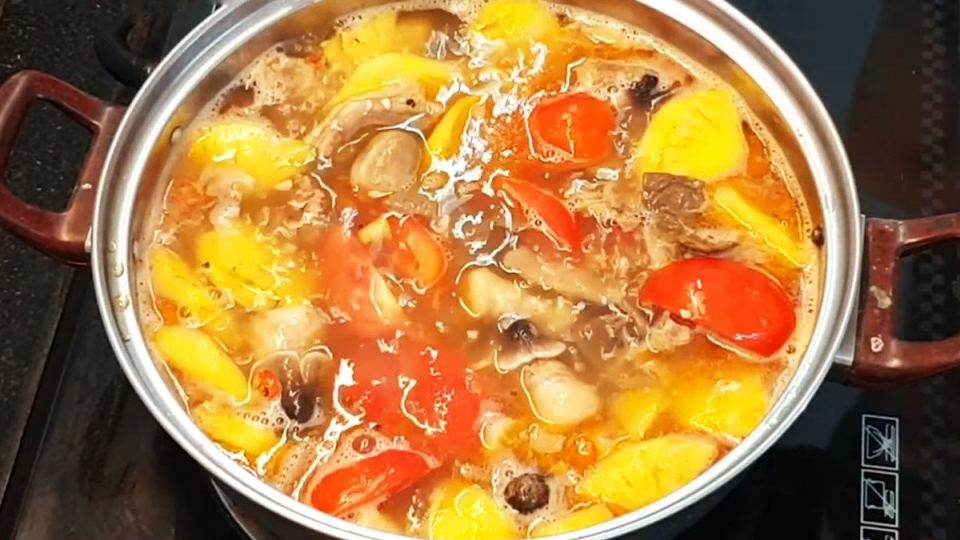 Lẩu lòng bò nấu dứa phù hợp cho những ngày mưa hoặc se se lạnh