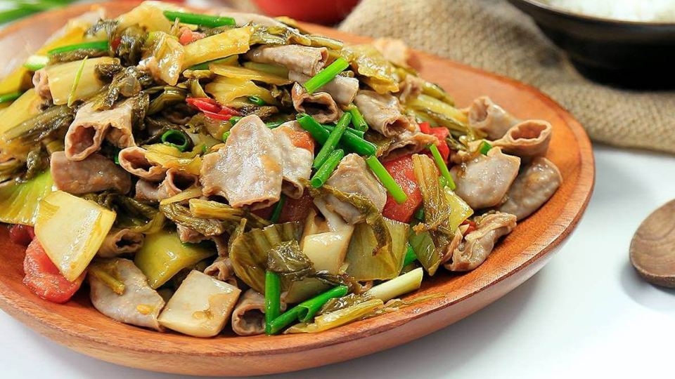 Lòng bò xào dưa chua là món quen thuộc ở miền Bắc
