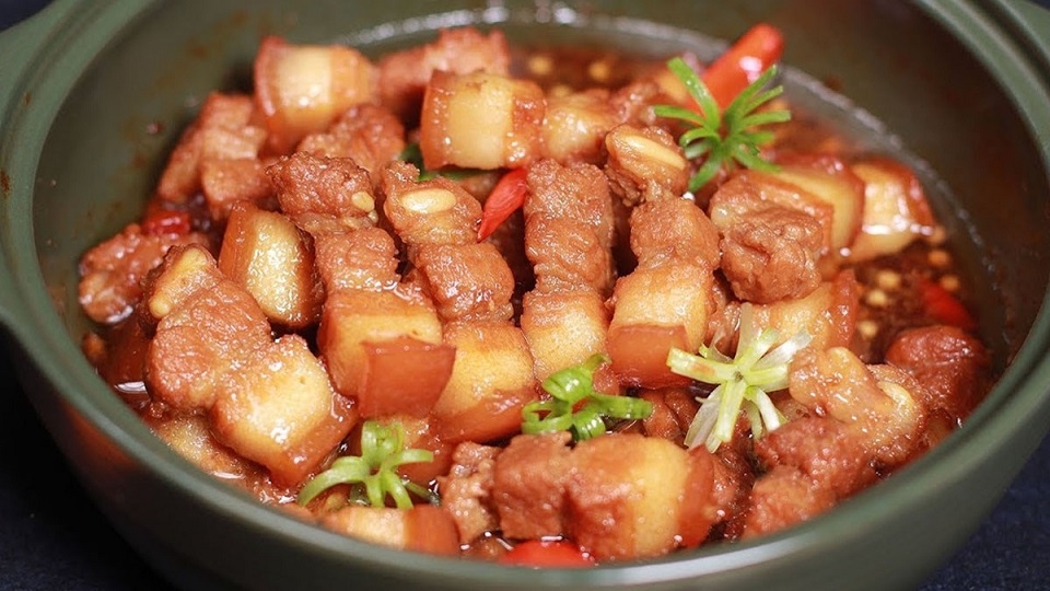 Nêm nếm gia vị và tiến hành kho thịt