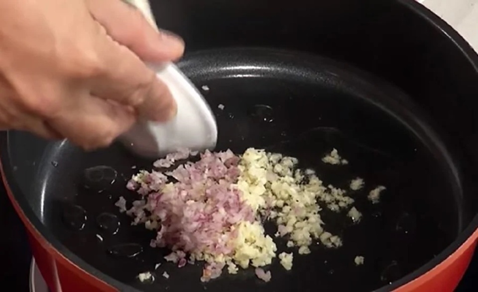 Phi tỏi và hành tím đến khi thơm giòn