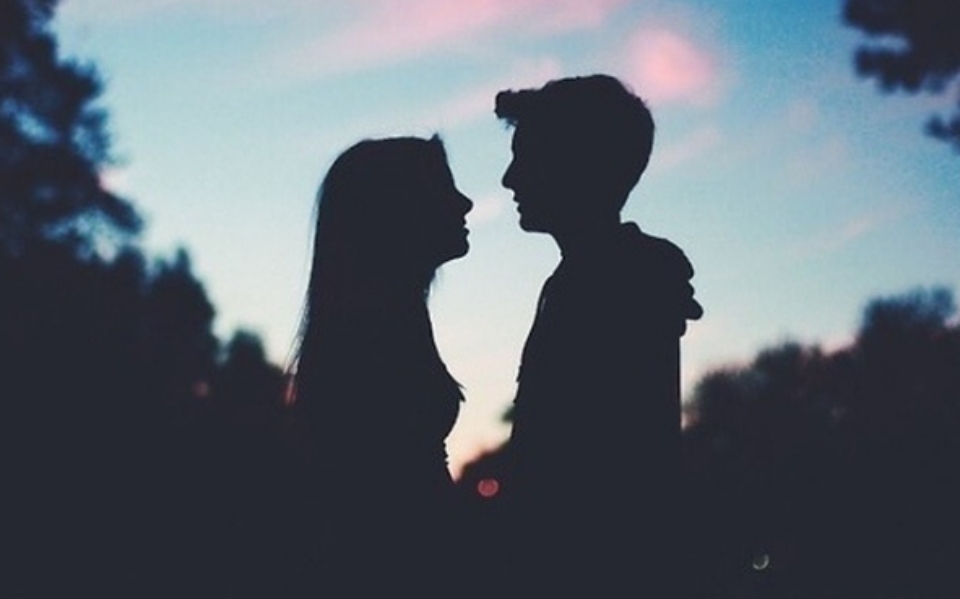 Tán dương và đồng tình với mọi ý kiến với người yêu