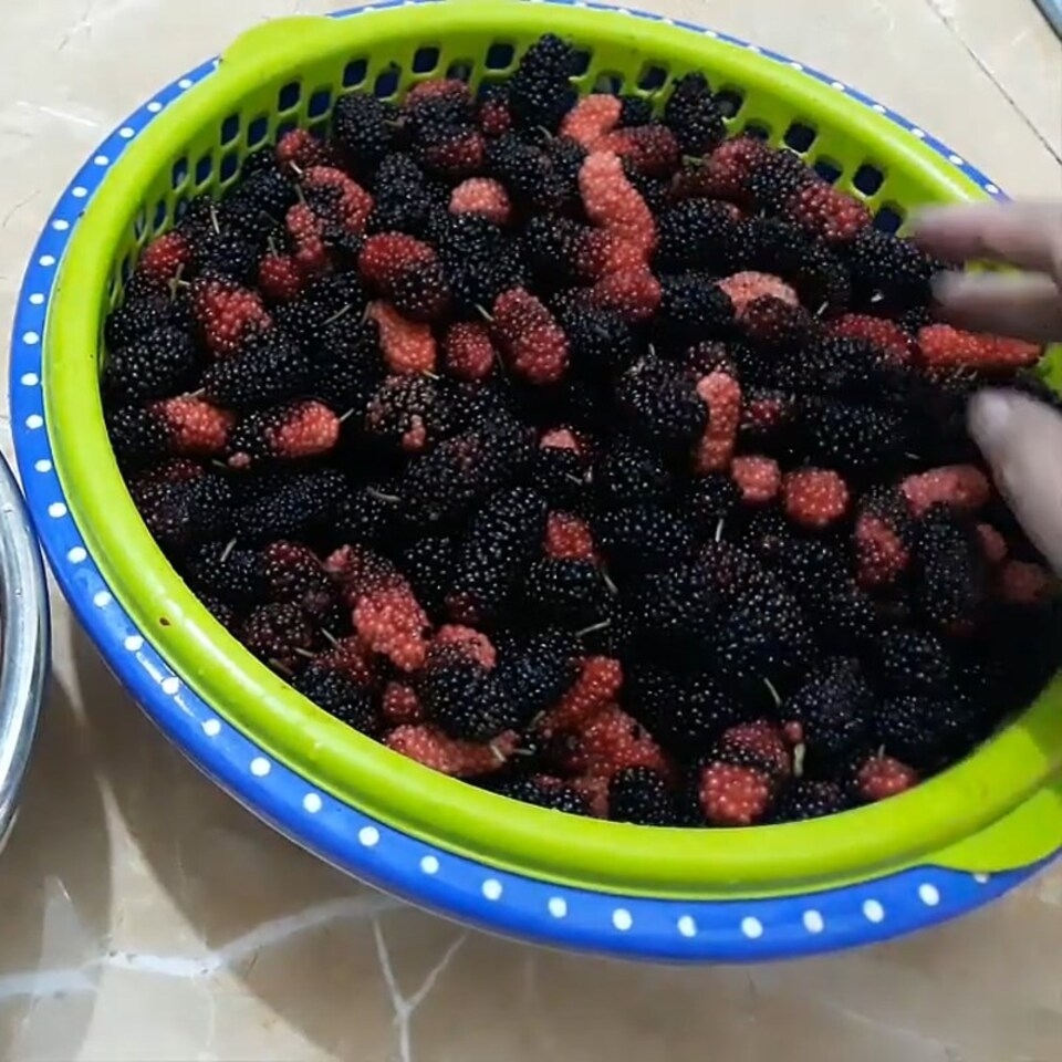 Sơ chế dâu tằm làm siro