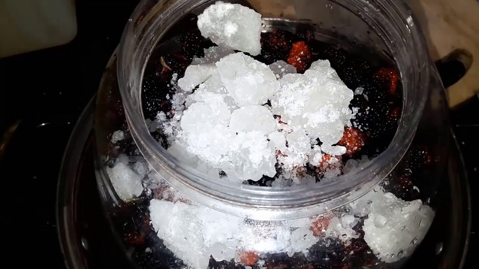 Ngâm dâu tằm với đường phèn