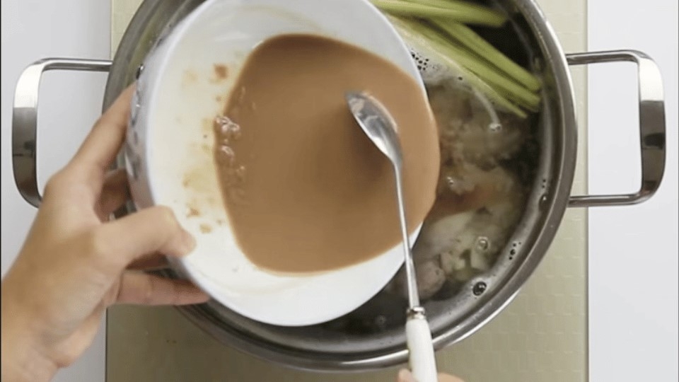 Nấu nước dùng bún bò Huế