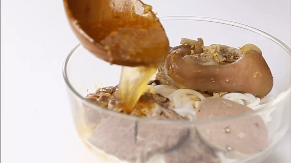 Hoàn thành món bún bò