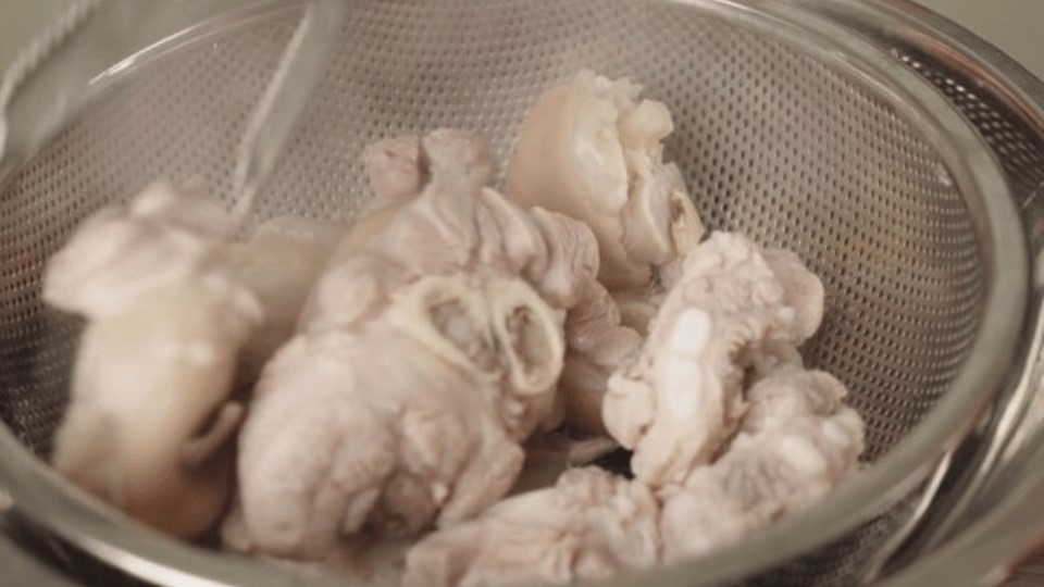 Sơ chế nguyên liệu để làm bún bò huế