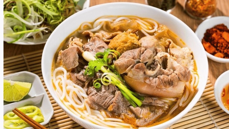 Thành phẩm món bún bò huế thơm ngon đậm vị