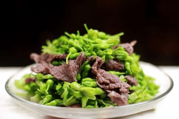 Hoàn thành món bò né hoa thiên lý