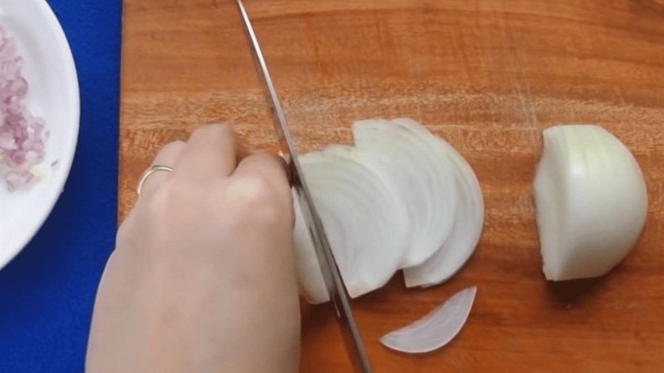 Hành tây thái lát mỏng