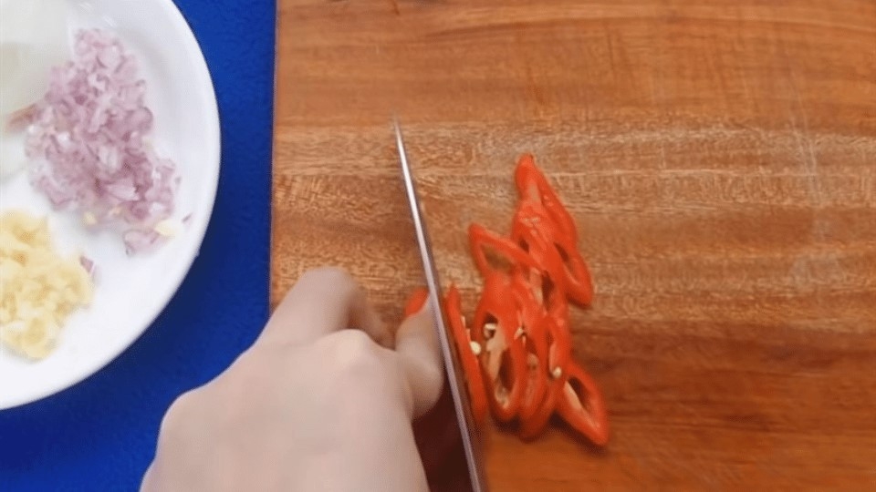 Băm nhuyễn hành tỏi, ớt