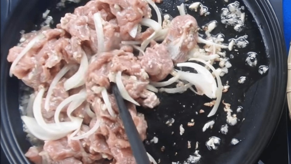 Xào thịt bò đều tay