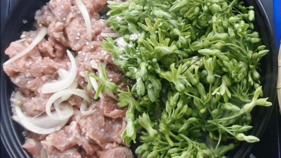 Cho hoa thiên lý vào xào chung với thịt bò