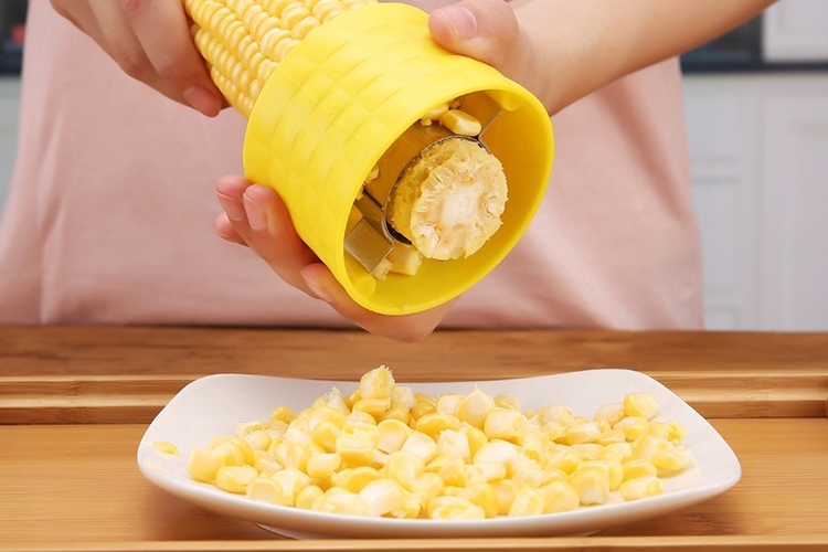 Học lỏm cách làm bánh ngô chiên (Hình 2)