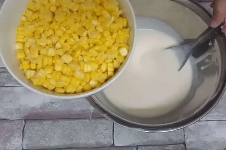 Học lỏm cách làm bánh ngô chiên (Hình 3)