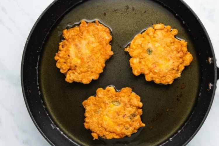 Học lỏm cách làm bánh ngô chiên (Hình 4)