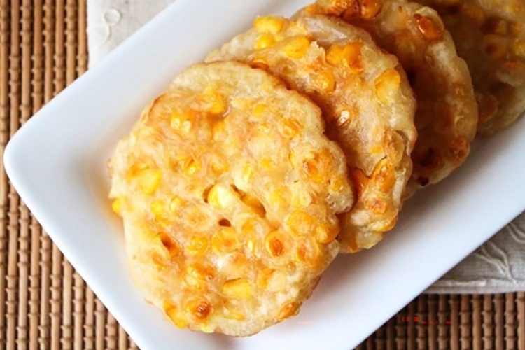 Học lỏm cách làm bánh ngô chiên (Hình 5)