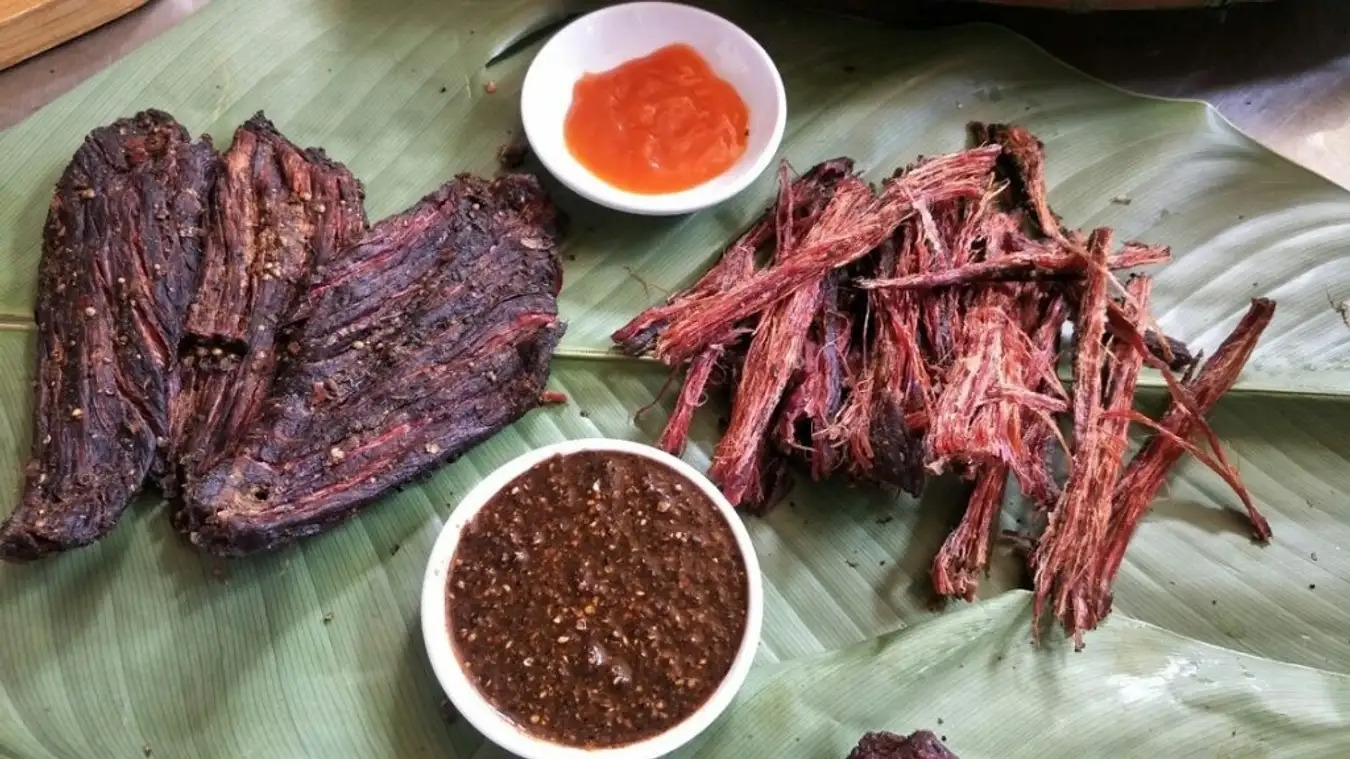 Thịt trâu chấm kèm mắm ớt, mắm tỏi, nước tương, tương ớt… đều ngon