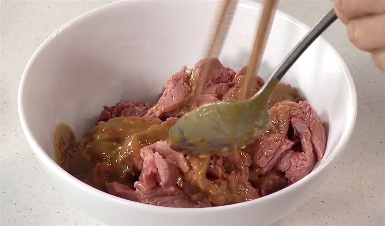 Ướp thịt bê với nước sốt đã làm