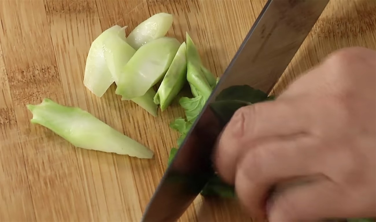 Cắt cải rổ thành từng lát