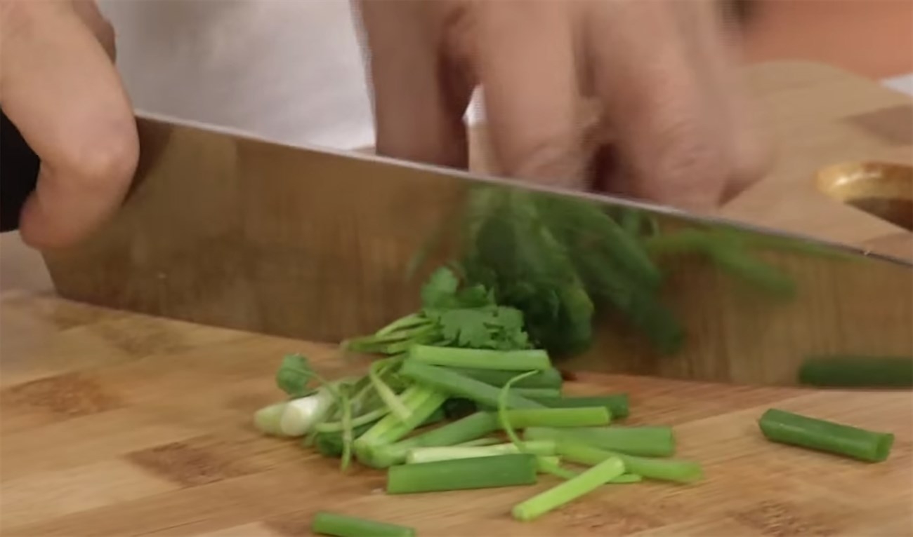 Hành lá và ngò cắt thành đoạn ngắn