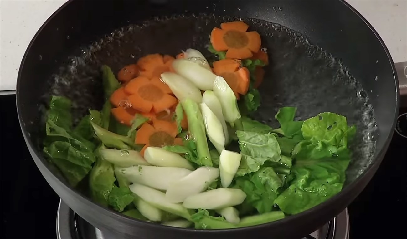 Luộc sơ cải rổ và cà rốt